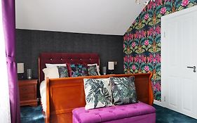 Finn Village - Loch Lomond Villa B&B Jungle Room En-Suite Bathroom & Oudoor Hot Tub